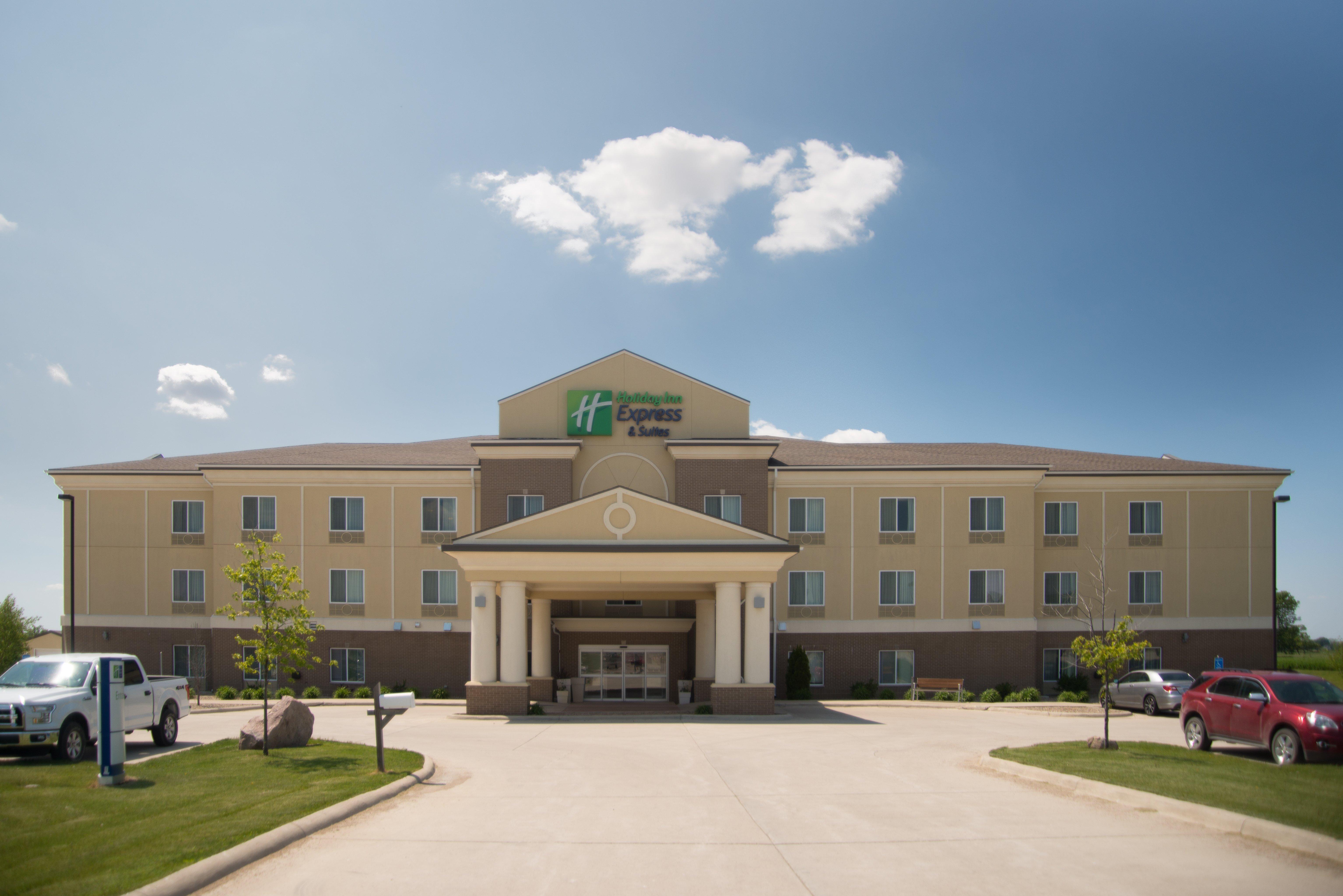 Holiday Inn Express & Suites Northwood By Ihg Silver Lake Exterior photo