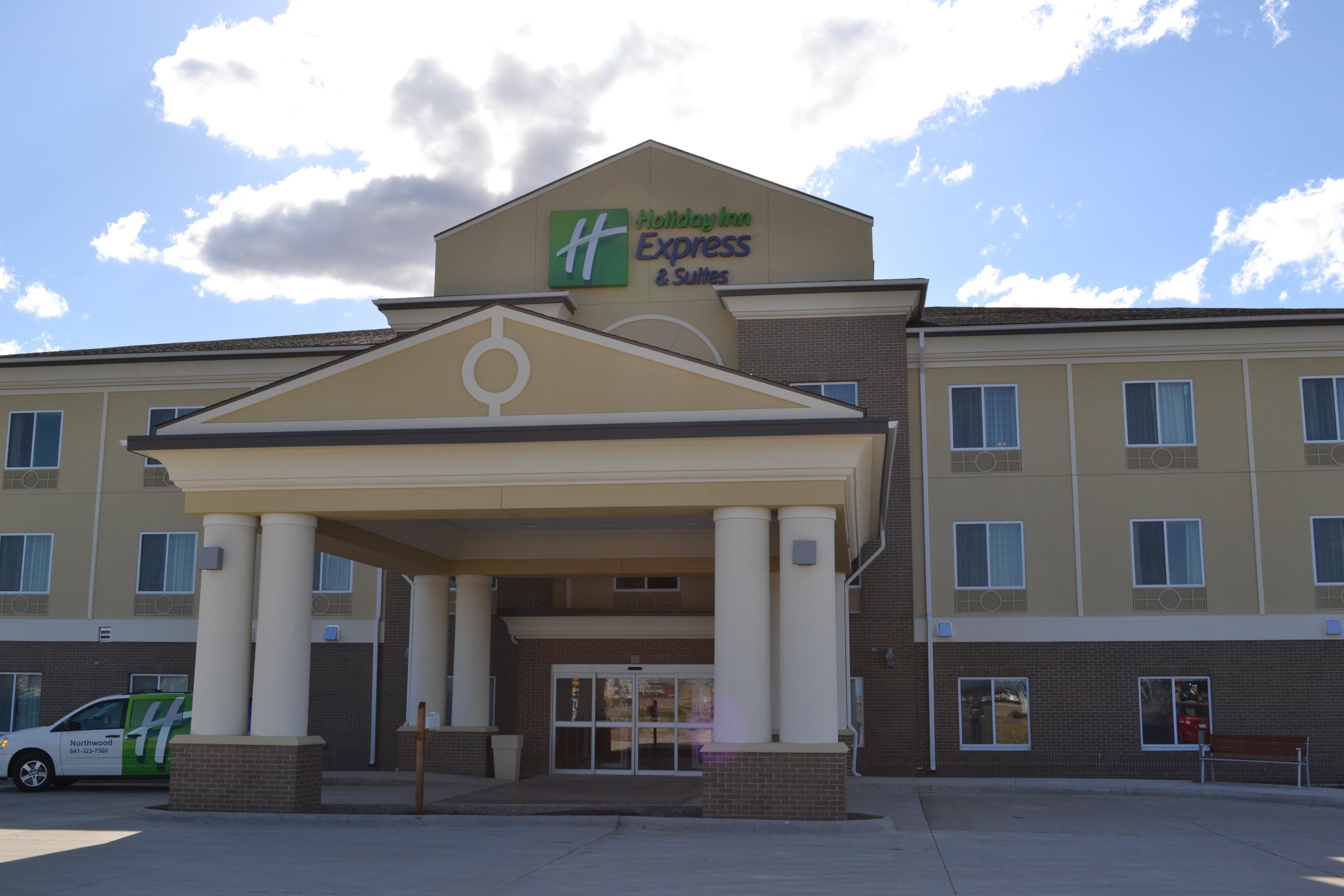 Holiday Inn Express & Suites Northwood By Ihg Silver Lake Exterior photo