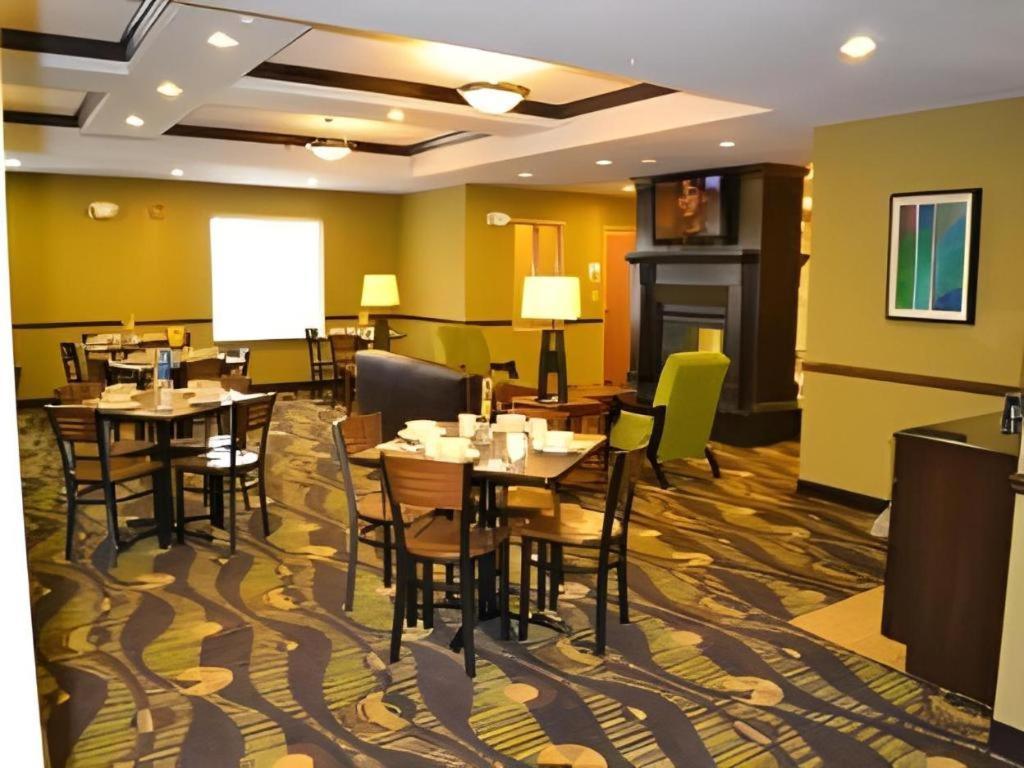 Holiday Inn Express & Suites Northwood By Ihg Silver Lake Exterior photo